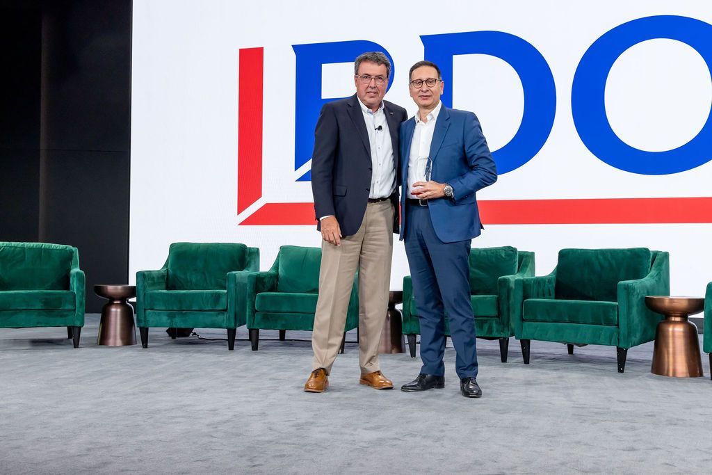 BLITA_Intl's tweet photo. Felicitamos a Armando Hernandez por recibir el Premio al Liderazgo de BDO Alliance USA. Un reconocimiento que refleja visión global, liderazgo y excelencia en los negocios internacionales👉 https://t.co/U2d4E7AyPg https://t.co/2JQPQxnAnZ