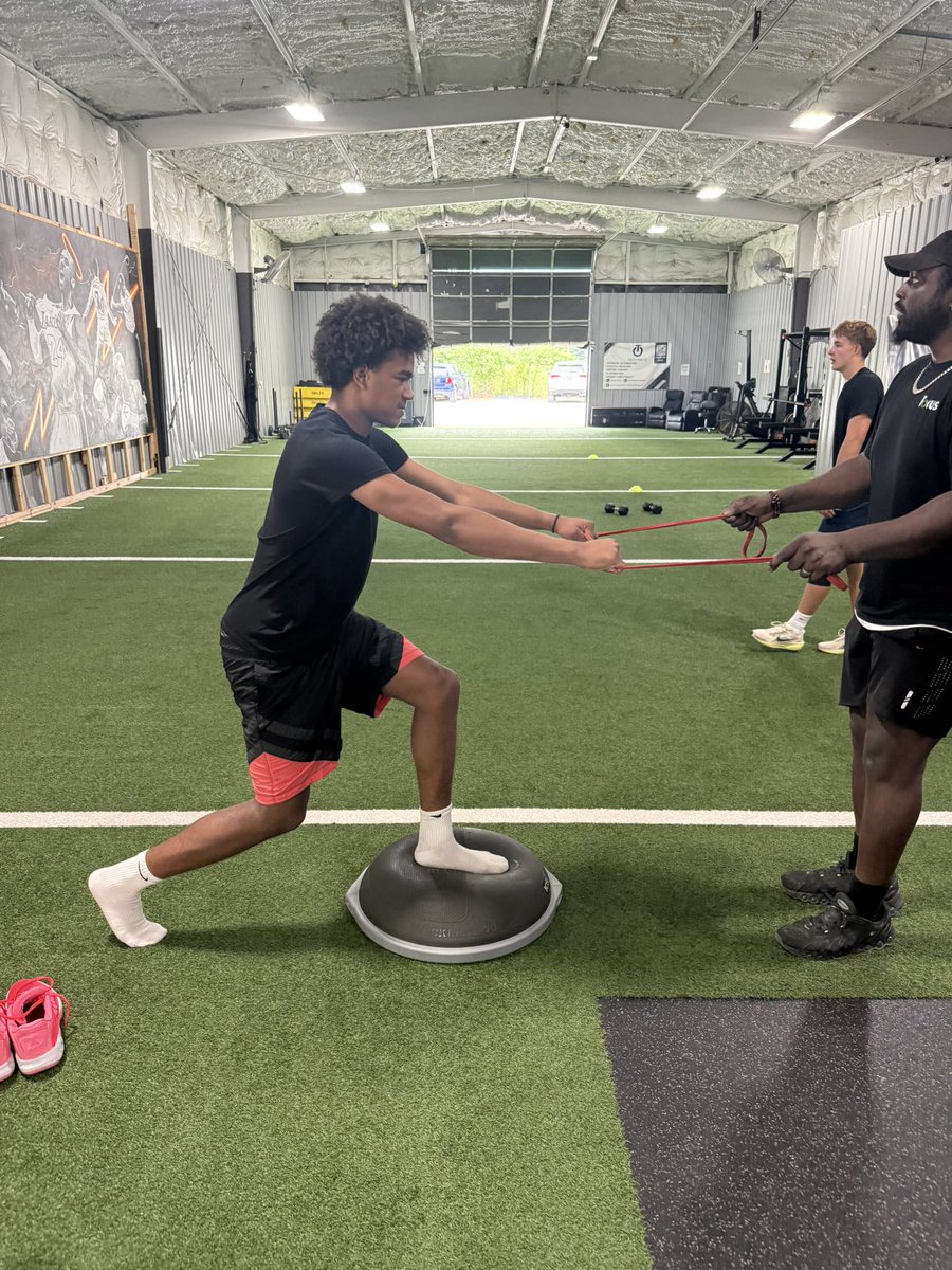 STMBoysHoops's tweet photo. Day 1 of summer break and these guys are putting in the work with trainer Kamalie Matthews at Starks Sports Training! #NoDaysOff https://t.co/Apn5mZpJ4n