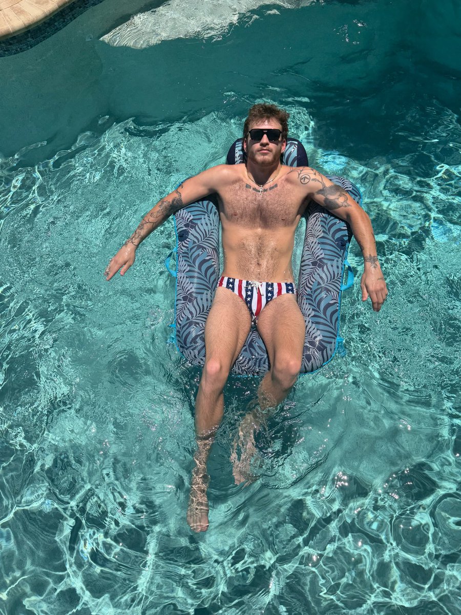 boywithflesh's tweet photo. Suns out buns out https://t.co/B9euqvIDln