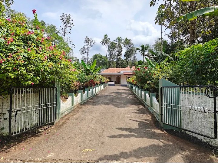 Johnson318241's tweet photo. #Drishyam hero's  house

Mal, Tamil, Telugu 
3 versions shoot in the same house thodupuzha (Kerala)

Real owners of the house- 
joseph kuruvilla &amp; family living in this house 

Shooting rent per day( Mal version) 
D1(2013) 6k per day 
D2(2021) 10k per day 
D3(2026) 15k per day https://t.co/tSsFFH0xuG