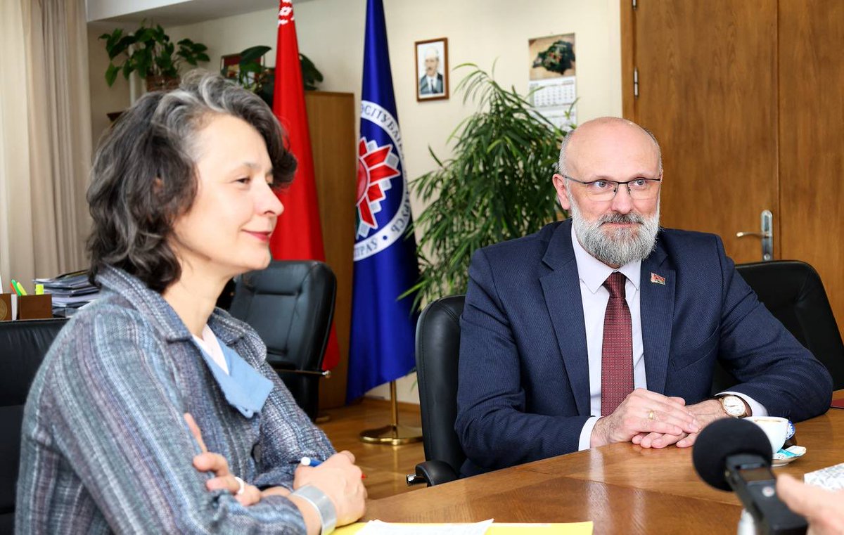 BelarusMFA's tweet photo. Der Vizeaußenminister von #Belarus Igor Sekreta für die "Berliner Zeitung": Was die Befürchtungen Polens und der baltischen Staaten angeht, erscheint die Fragestellung an sich seltsam. Belarus baut seine Waffenarsenale nicht aus – das tut Polen. Belarus erhöht seinen Verteidigungshaushalt nicht um ein Vielfaches – das tun Polen, Litauen und Lettland. Im Jahr 2025 beliefen sich die gesamten Militärausgaben dieser drei Staaten auf über 52 Milliarden Euro. Das ist 25-mal (!) mehr als die Mittel, die Belarus für Verteidigungszwecke bereitstellt.