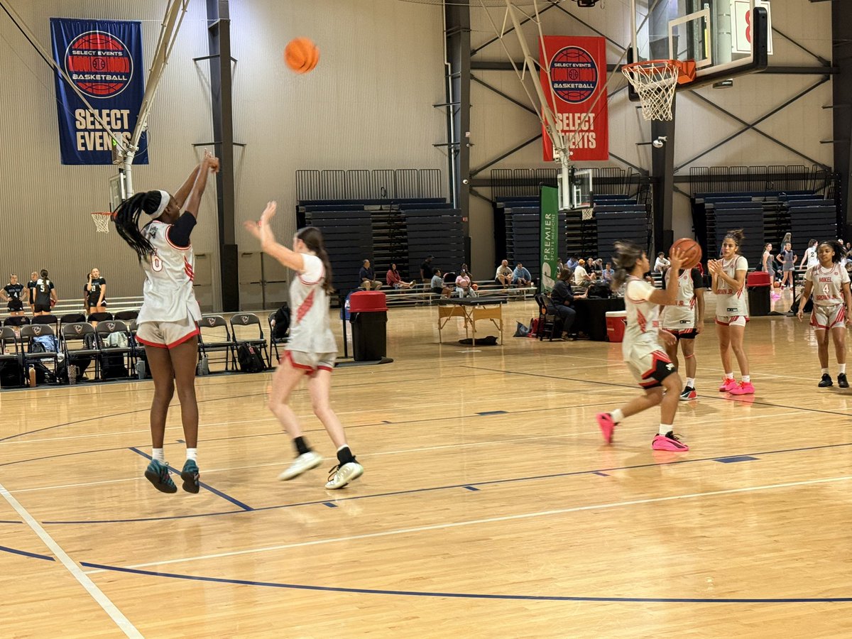 gessicah2027's tweet photo. Had a great time competing at Live at Lakepoint this weekend with @MBJElite_Girls Although we didn’t win, we’re determined to keep working hard, improving, and growing as a team. #toughdefense #assists #offense @PGHFlorida @3SSBGCircuit @hunterkeithl @BFishHoops @CoachQswader https://t.co/7C20oOTyiJ