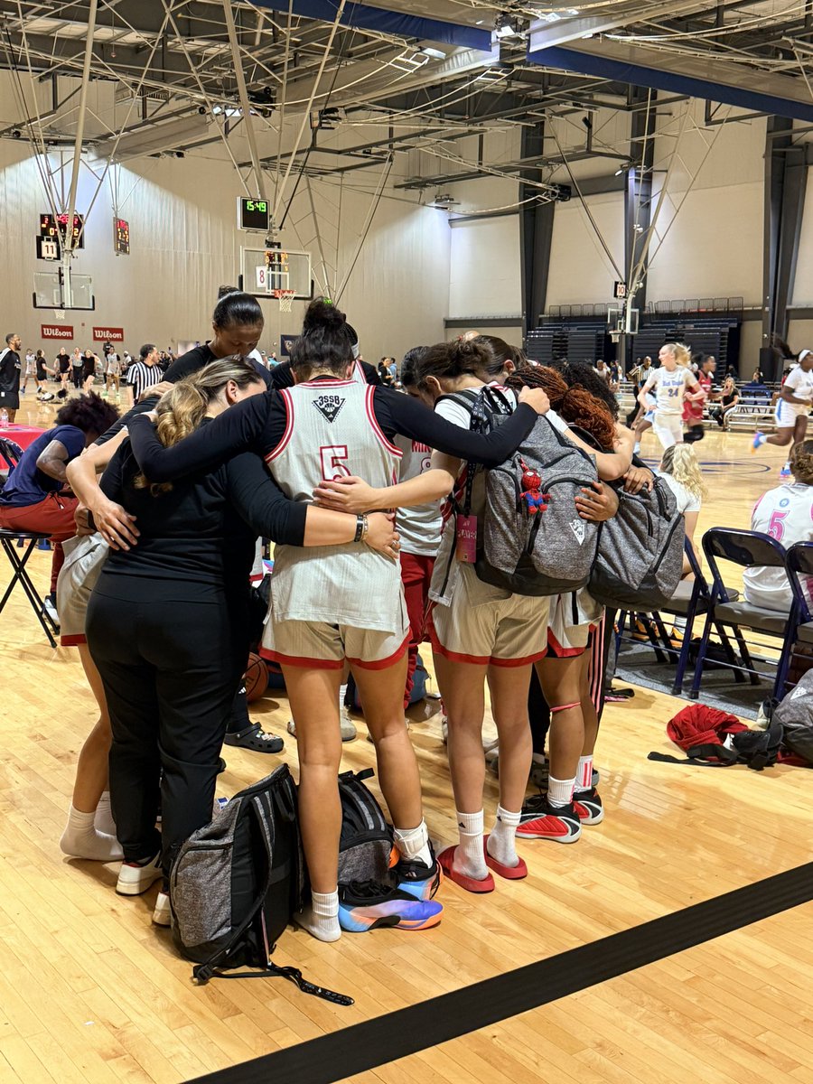 gessicah2027's tweet photo. Had a great time competing at Live at Lakepoint this weekend with @MBJElite_Girls Although we didn’t win, we’re determined to keep working hard, improving, and growing as a team. #toughdefense #assists #offense @PGHFlorida @3SSBGCircuit @hunterkeithl @BFishHoops @CoachQswader https://t.co/7C20oOTyiJ