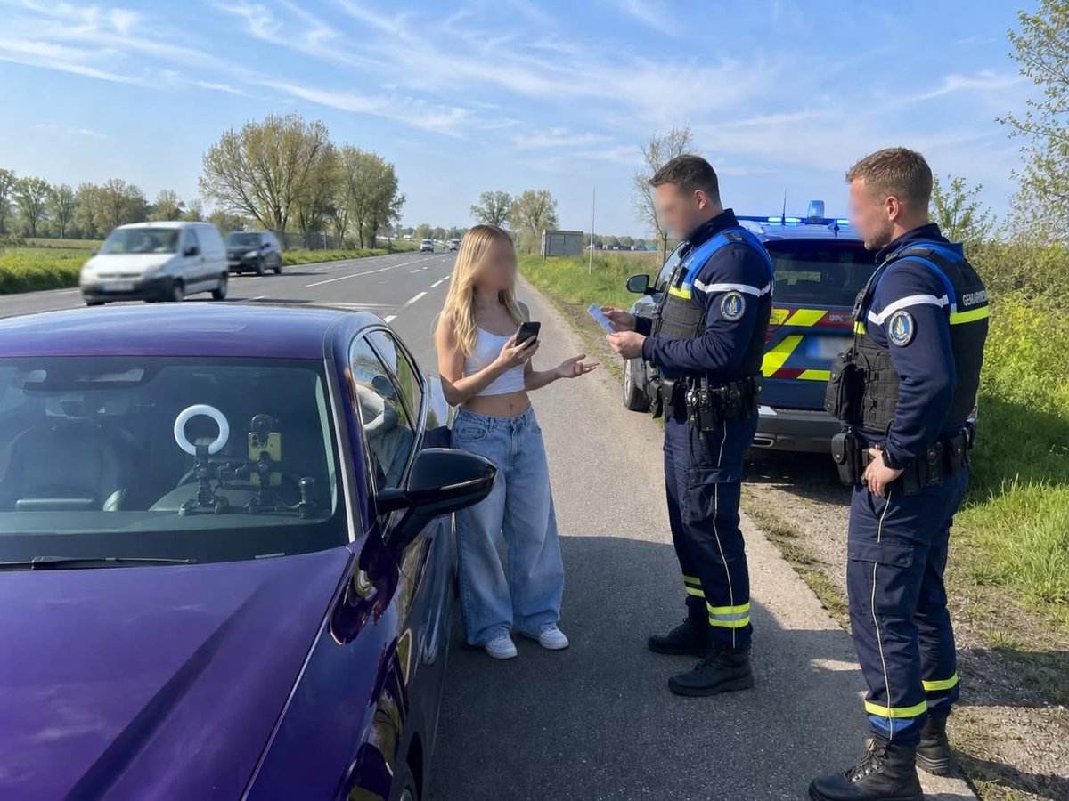 LeDirectInfo's tweet photo. 🚨🚔En live TikTok au volant… la gendarmerie retrace sa route et lui retire son permis ! 📱😱

Une TikTokeuse habituée des lives en voiture vient de vivre une expérience qu'elle n'était visiblement pas prête à partager avec ses abonnés. En plein live TikTok au volant, filmant sa conduite en temps réel devant ses followers, elle n'a pas vu venir ce qui allait se passer. 😳📱

Car des gendarmes connaissant bien la créatrice de contenu suivaient le live en direct. En observant attentivement les images diffusées en temps réel, les agents ont parfaitement reconnu les routes empruntées, identifié sa localisation approximative et se sont positionnés sur son trajet. Un piège tendu en direct, devant des milliers de spectateurs. 👮🎯

Le véhicule intercepté, le contrôle a été immédiat et sans appel. 🚔

Et l'ironie suprême : toute la scène s'est déroulée en direct devant ses abonnés, qui ont entendu en temps réel l'interception et le retrait de permis de leur influenceuse préférée. Un contenu viral certes… mais certainement pas celui qu'elle avait prévu. 😬
Se filmer en conduisant sur les réseaux sociaux, c'est non seulement dangereux et illégal, c'est aussi se constituer soi même un dossier à charge exploitable immédiatement par les forces de l'ordre. 😔🚔✅