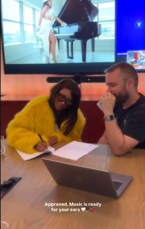 sipelelecakwebe's tweet photo. ow new music is coming bafaz🥳 i prayed for days like this! i hope she's signed to a better record label and management this time around🥹🙏
#BBMzansi #BBMzansiS6 #LiemaPantsi https://t.co/2jx1rKmfBT