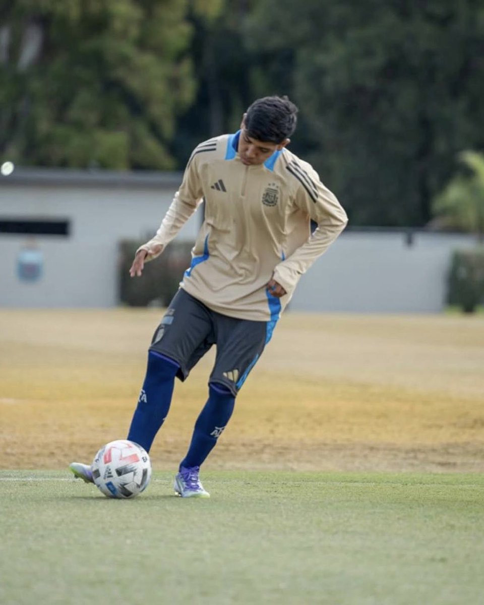 caslajuveniles's tweet photo. #CuervosDeSelección 💙🇦🇷❤️

Jeremías Jadijevic (defensor), Nicolás Martínez (defensor) y Nicolás Losavio (mediocampista), fueron nuevamente convocados para los entrenamientos de la Sub 15 en el Predio de la AFA, desde hoy hasta el miércoles. 

¡Vamos por más! 💪🏻 https://t.co/lL1eEwqydO