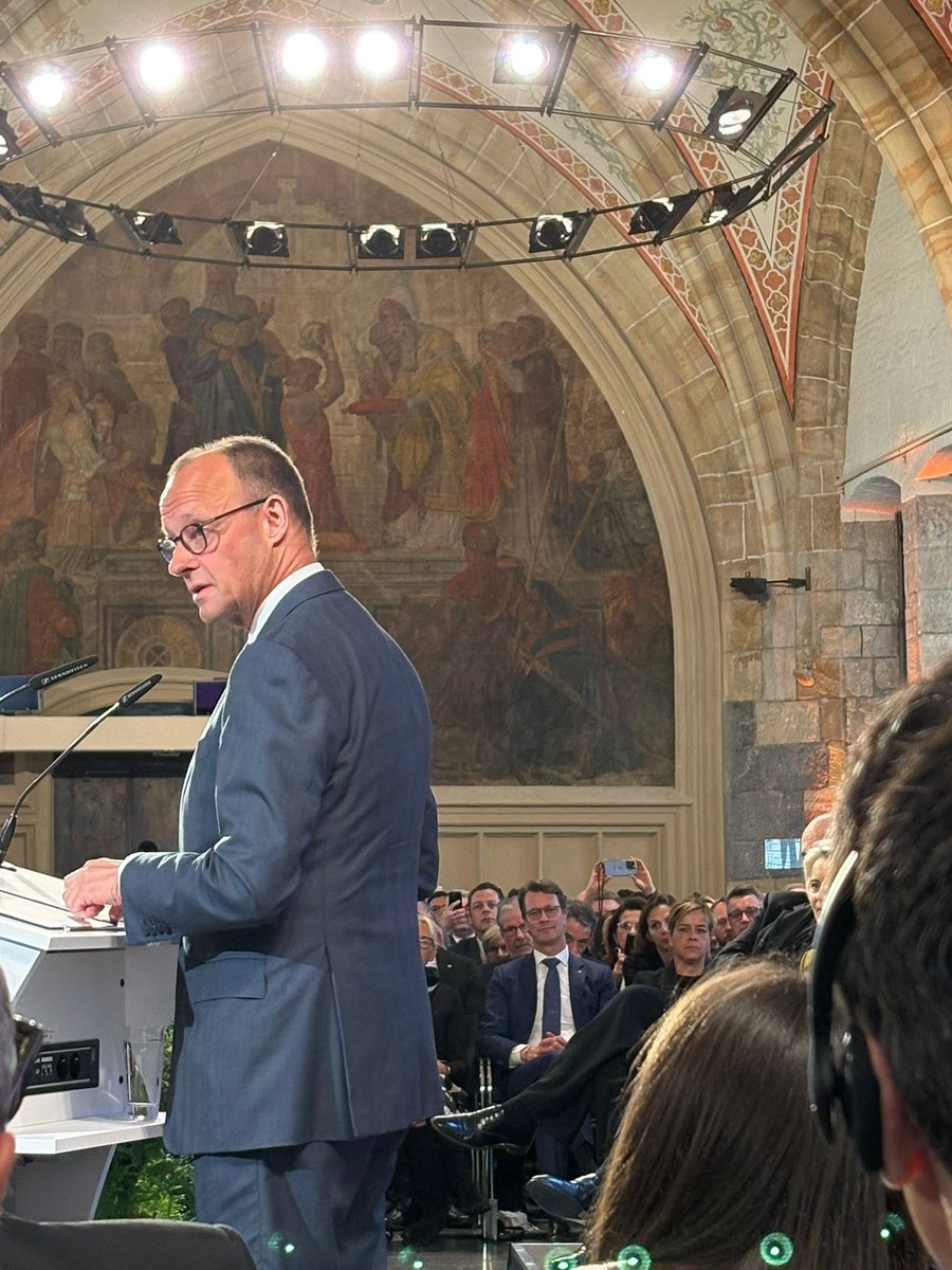 BelBotschaft's tweet photo. Gratulation an Prof. Mario Draghi zur Verleihung des Int. Karlspreises zu Aachen. Sein Einsatz für ein starkes und geeintes Europa bleibt wegweisend.
Gemeinsam mit Kolleg:innen aus 🇦🇩, 🇷🇴, 🇮🇪 &amp; 🇫🇮 vor Ort - vielen Dank an @ArminLaschet &amp; die Stadt Aachen für die Einladung. https://t.co/49wbo5RrNh