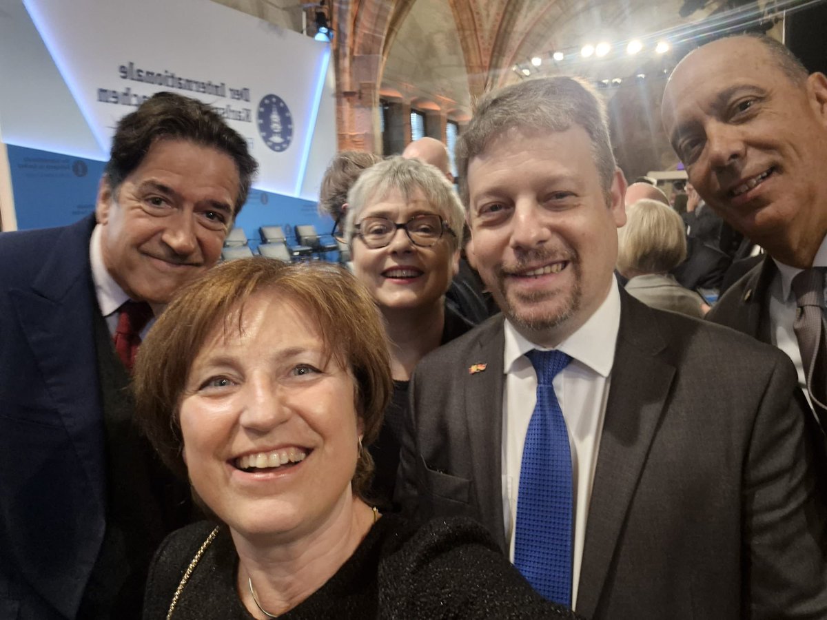 BelBotschaft's tweet photo. Gratulation an Prof. Mario Draghi zur Verleihung des Int. Karlspreises zu Aachen. Sein Einsatz für ein starkes und geeintes Europa bleibt wegweisend.
Gemeinsam mit Kolleg:innen aus 🇦🇩, 🇷🇴, 🇮🇪 &amp; 🇫🇮 vor Ort - vielen Dank an @ArminLaschet &amp; die Stadt Aachen für die Einladung. https://t.co/49wbo5RrNh