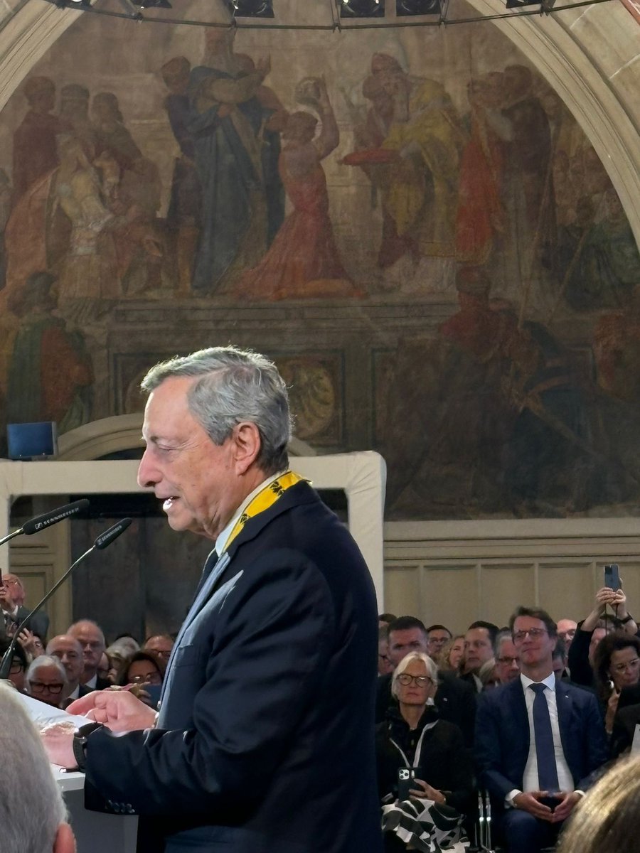 BelBotschaft's tweet photo. Gratulation an Prof. Mario Draghi zur Verleihung des Int. Karlspreises zu Aachen. Sein Einsatz für ein starkes und geeintes Europa bleibt wegweisend.
Gemeinsam mit Kolleg:innen aus 🇦🇩, 🇷🇴, 🇮🇪 &amp; 🇫🇮 vor Ort - vielen Dank an @ArminLaschet &amp; die Stadt Aachen für die Einladung. https://t.co/49wbo5RrNh