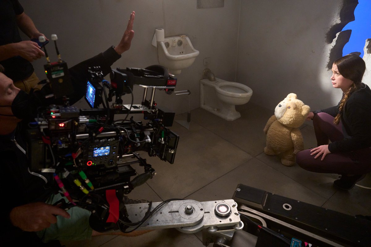 fuzzydoor's tweet photo. Finished product ➡️ On set. Give the VFX team their flowers. https://t.co/S4fJdqgqQ4