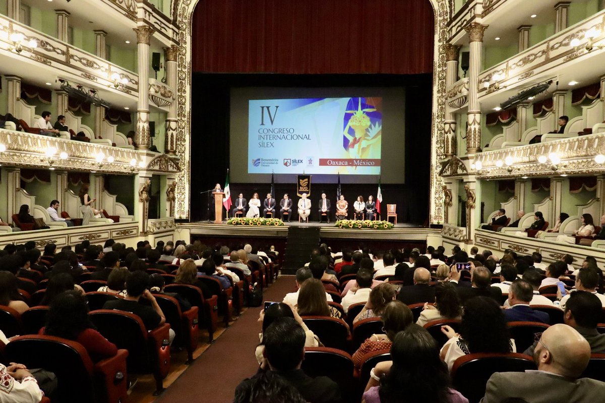 SilexFormacion's tweet photo. El Teatro Macedonio Alcalá, un recinto de gran trascendencia histórica y arquitectónica en Oaxaca, fue sede de la inauguración del IV Congreso Internacional SíLex, evento que reunió a cientos de juristas de distintas partes del mundo para debatir sobre los temas más relevantes del Derecho contemporáneo. ✨⚖️📚