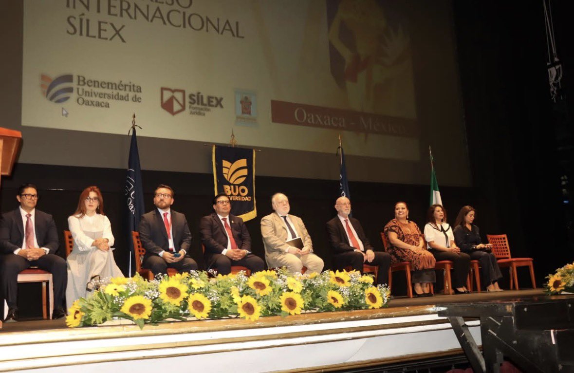 SilexFormacion's tweet photo. El Teatro Macedonio Alcalá, un recinto de gran trascendencia histórica y arquitectónica en Oaxaca, fue sede de la inauguración del IV Congreso Internacional SíLex, evento que reunió a cientos de juristas de distintas partes del mundo para debatir sobre los temas más relevantes del Derecho contemporáneo. ✨⚖️📚