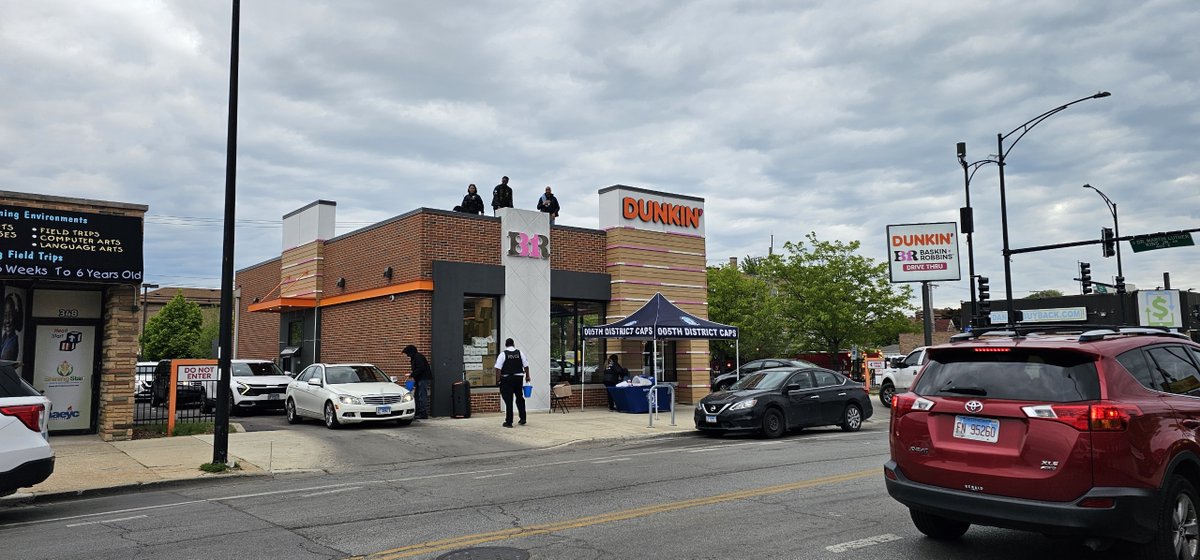 ChicagoCAPS05's tweet photo. The 005th District Cop on a Rooftop at Dunkin on 103rd and King Drive 🍩🚓 was a huge success. Thank you to everyone who stopped by and donated to Special Olympics Illinois https://t.co/BhSeJJUSMO