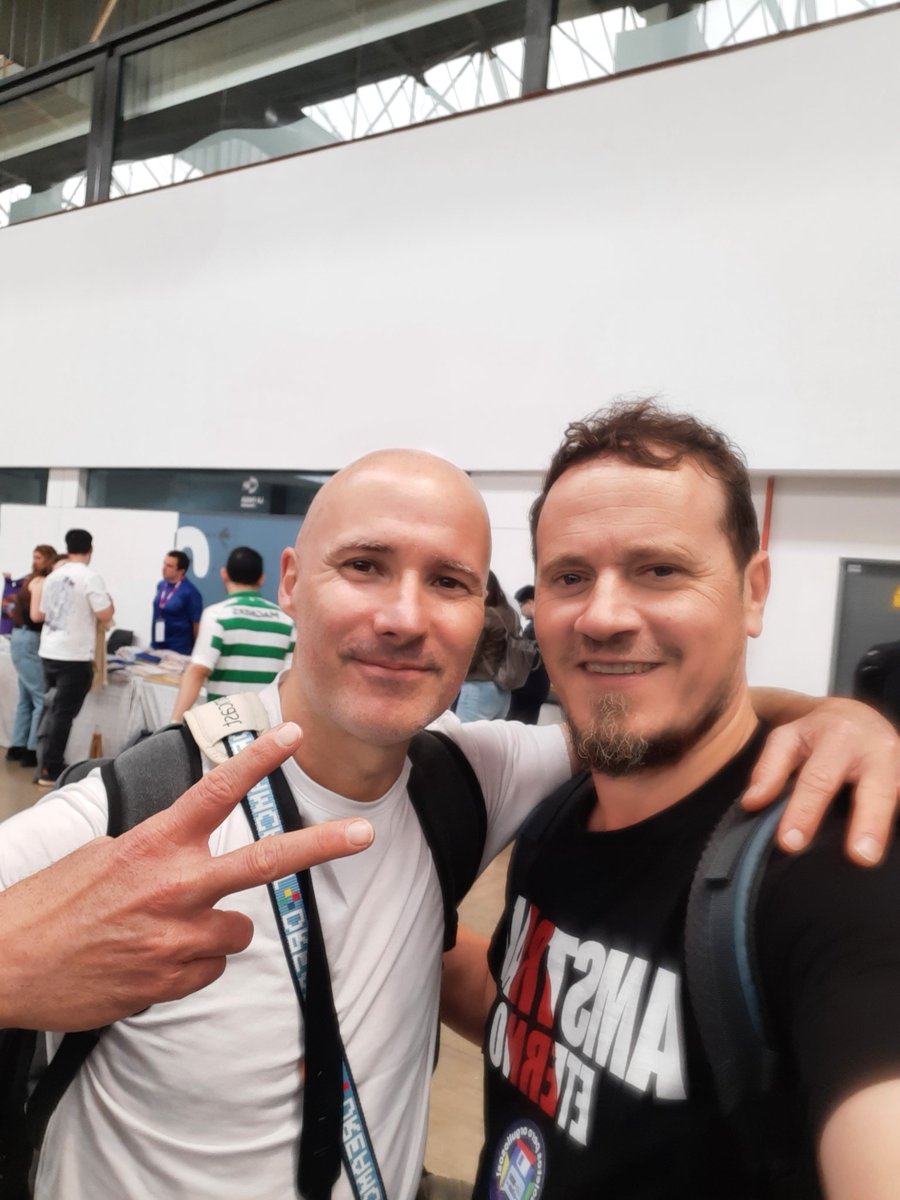 Altair_Alpha's tweet photo. @RetroBarcelona Nada más entrar ne encontré a mi amigo @jlpcruz76 con la camiseta de @AmstradEterno :)
También coincidí con @baycorps , @toniramirezm y @_GameBack  pero no nos hicimos ninguna foto :(
Aunque toda la @auamstrad me trató muy bien, eché de menos a @blackmores_ . Para la próxima ;) https://t.co/RETSCs5Sw3