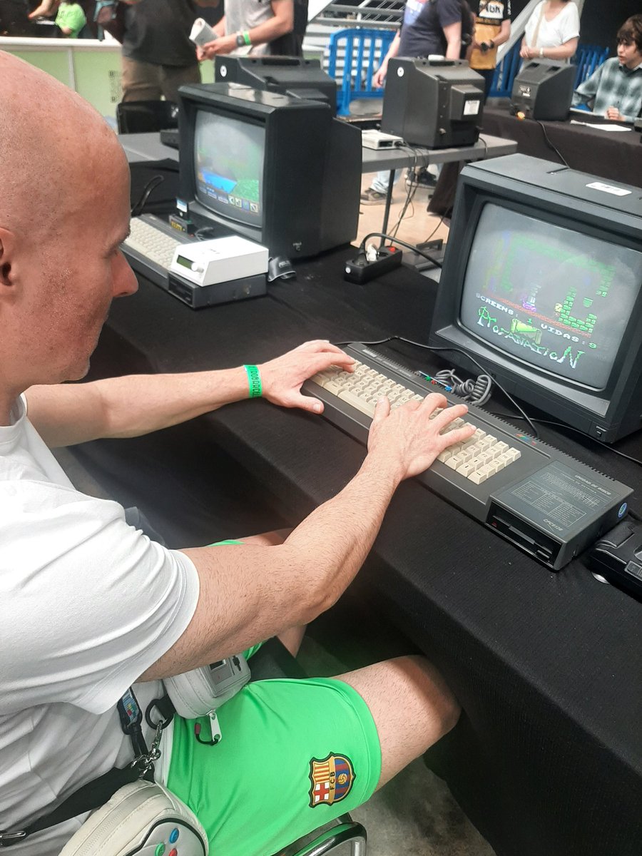 Altair_Alpha's tweet photo. @RetroBarcelona Nada más entrar ne encontré a mi amigo @jlpcruz76 con la camiseta de @AmstradEterno :)
También coincidí con @baycorps , @toniramirezm y @_GameBack  pero no nos hicimos ninguna foto :(
Aunque toda la @auamstrad me trató muy bien, eché de menos a @blackmores_ . Para la próxima ;) https://t.co/RETSCs5Sw3