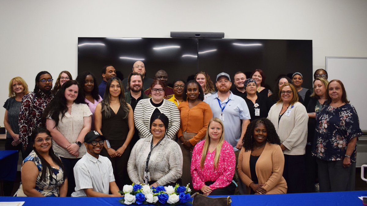 IndianaDCS's tweet photo. We celebrated more than 25 new family case managers as they took their oath and graduated cohort training. DCS Chief Ethics and Compliance Officer Amber Ying spoke to the graduates and thanked them for accepting the responsibility to protect children and strengthen families. https://t.co/fPoBIhihHM