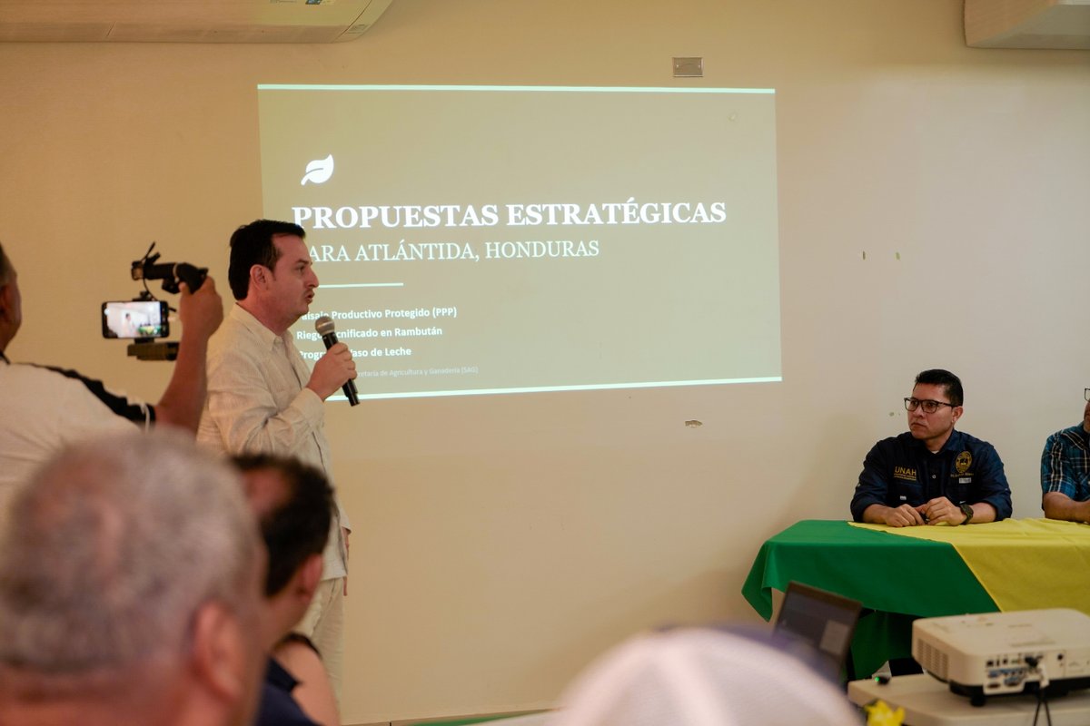 MarcoMidence's tweet photo. En este momento desarrollamos un importante conversatorio del sector agro junto al Ministro de la SAG, Ing. Moisés Molina, en compañía del bloque de diputados de Atlántida y la Gobernadora Política Iveth Matute, junto a productores, representantes de la Mesa Agro y autoridades locales.

Un espacio de diálogo para escuchar propuestas, presentar iniciativas y construir soluciones que fortalezcan la producción nacional, impulsen al campo hondureño y generen más oportunidades para Atlántida y todo el litoral atlántico.

#MarcoMidence #Atlántida #Honduras