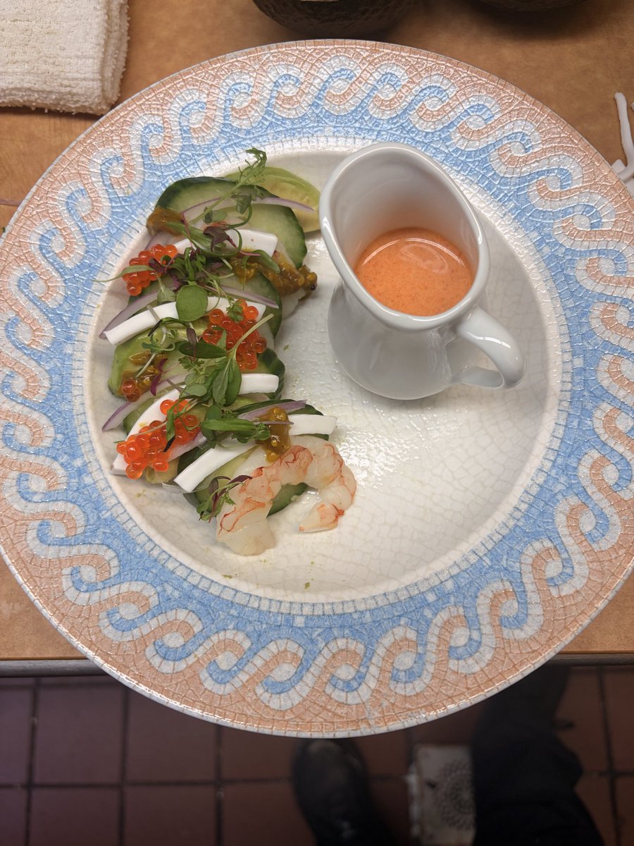 ilikehotchip's tweet photo. I’m 4 years into my cheffin journey. Went back to my roots and worked at a Mexican restaurant in the south side. Now I’m part of a team that helped open a global seafood restaurant in the downtown area. Working with familiar and new cuisines is pretty cool! https://t.co/Ld56EGN4qW
