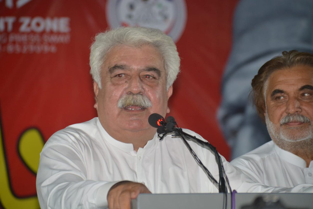 ANPMarkaz's tweet photo. عوامی نیشنل پارٹی ضلع سوات کے زیرِ اہتمام باچا خان امن مشاعرہ کا انعقاد۔ مشاعرے میں پارٹی کے سیکرٹری جنرل ڈاکٹر محمد سلیم، صوبائی جنرل سیکرٹری حسین شاہ خان، ایڈیشنل جنرل سیکرٹری رحمت علی خان، ضلعی صدر شیر شاہ خان، ڈاکٹر عالم یوسفزئی سمیت دیگر رہنماؤں اور اراکین نے شرکت کی اور خطاب کیا۔ مشاعرے کے اختتام پر منتظمین کی جانب سے مہمانوں کو اعزازی شیلڈز بھی پیش کی گئیں۔

#ANP | #ANPSwat | #AwamiNationalParty