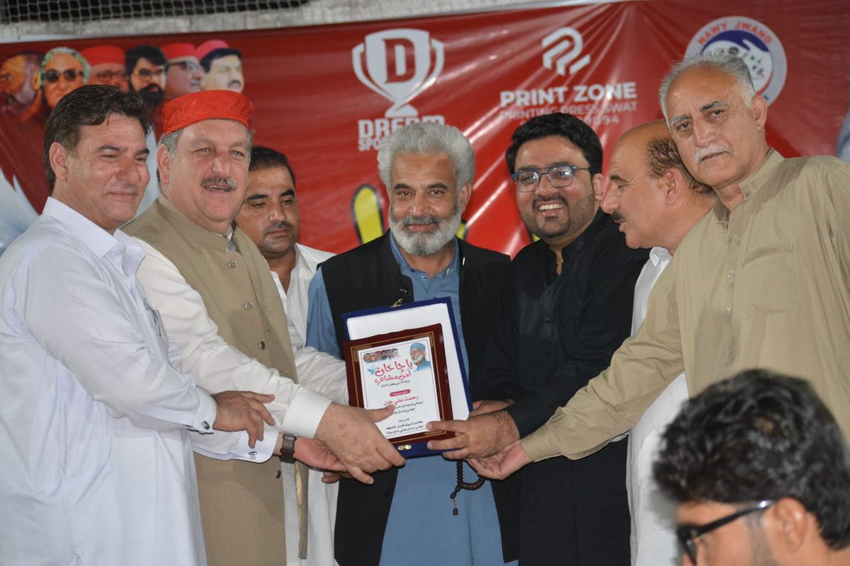 ANPMarkaz's tweet photo. عوامی نیشنل پارٹی ضلع سوات کے زیرِ اہتمام باچا خان امن مشاعرہ کا انعقاد۔ مشاعرے میں پارٹی کے سیکرٹری جنرل ڈاکٹر محمد سلیم، صوبائی جنرل سیکرٹری حسین شاہ خان، ایڈیشنل جنرل سیکرٹری رحمت علی خان، ضلعی صدر شیر شاہ خان، ڈاکٹر عالم یوسفزئی سمیت دیگر رہنماؤں اور اراکین نے شرکت کی اور خطاب کیا۔ مشاعرے کے اختتام پر منتظمین کی جانب سے مہمانوں کو اعزازی شیلڈز بھی پیش کی گئیں۔

#ANP | #ANPSwat | #AwamiNationalParty
