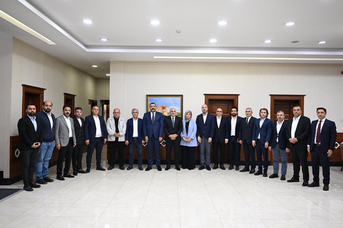 DiyarOSB's tweet photo. Organize Sanayi Bölgemiz Müteşebbis Heyeti, Diyarbakır Valimiz Murat Zorluoğlu’nu ziyaret etti.

Yeniden Organize Sanayi Bölgesi Yönetim Kurulu Başkanlığı’na seçilen Yönetim Kurulu Başkanımız Mustafa Fidan ve yönetim kurulu üyelerimiz, Diyarbakır Valimiz Murat Zorluoğlu’nu ziyaret ettiler. Gerçekleştirilen ziyarette yeni dönem projeleri ve OSB’mizin daha da gelişmesi adına yapılacak çalışmalar hakkında istişarelerde bulunuldu.

Nazik kabulleri ve misafirperverliklerinden dolayı İl Valimiz Sayın Murat Zorluoğlu’na teşekkür ederiz.