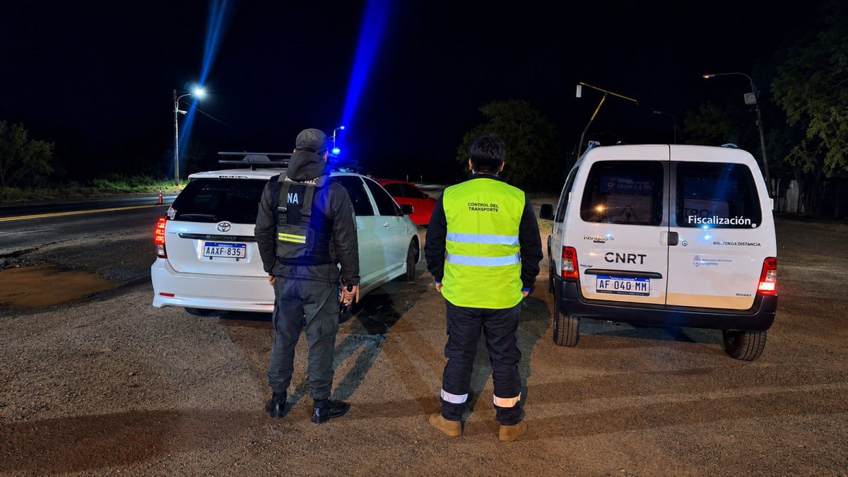 InfoCNRT's tweet photo. 🚔🚌 Durante el fin de semana, CNRT reforzó los controles en Córdoba, Formosa, Corrientes, Entre Ríos y Buenos Aires para desarticular el transporte ilegal de pasajeros desde Paraguay. El operativo se desarrolló junto a Gendarmería Nacional y Policía Federal Argentina. https://t.co/5JLHz6t4jl