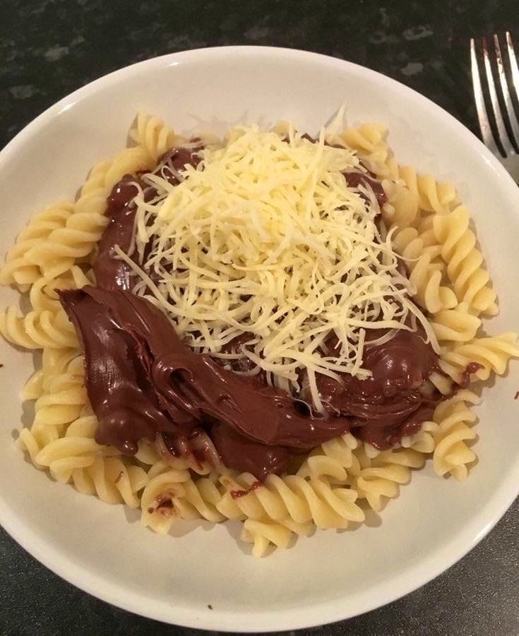hyewint's tweet photo. if no one’s tried nutella with pasta you need to it’s actually so good 😋 https://t.co/bpGyHRuWNE