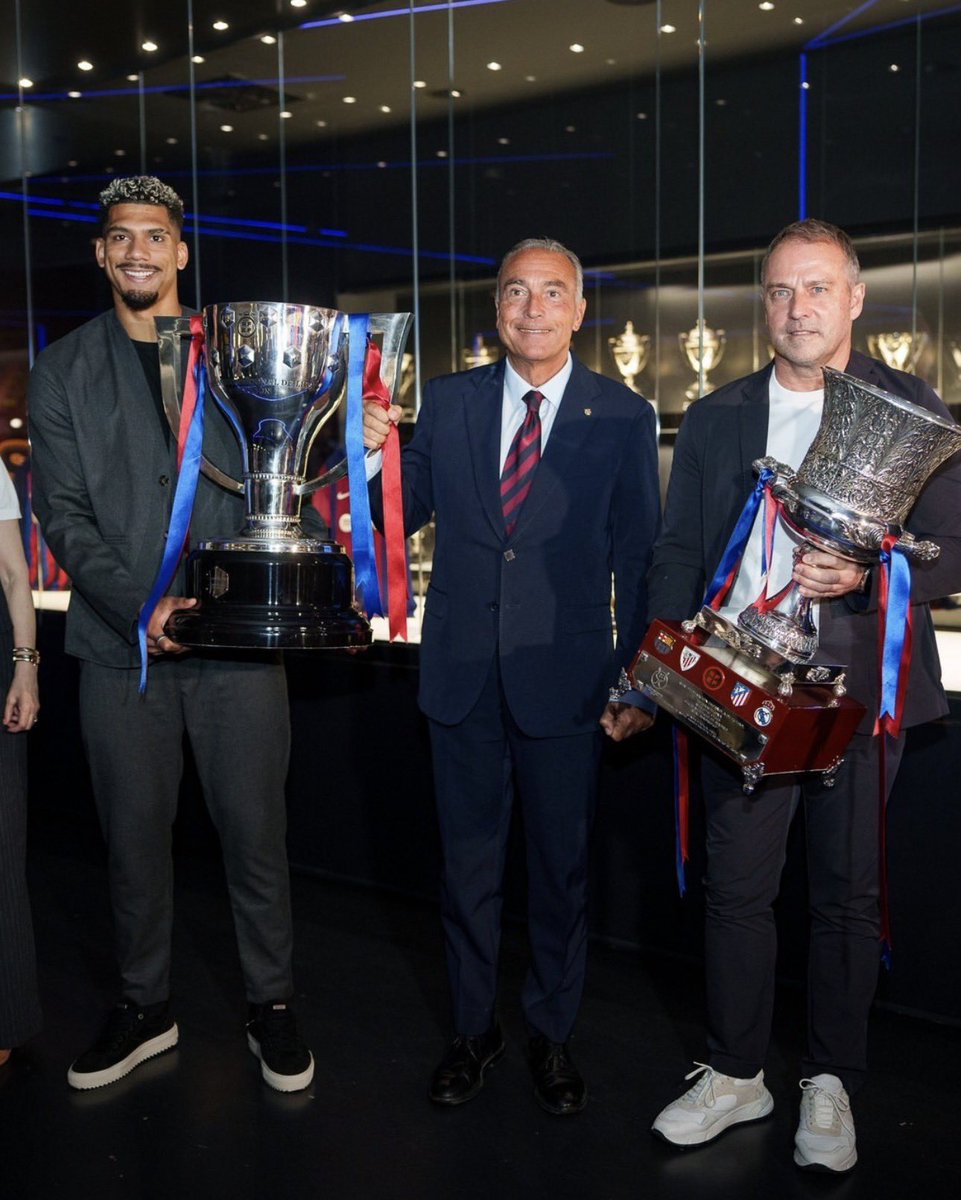 BarcaFRNews's tweet photo. La Supercoupe d’Espagne et LaLiga 2025-2026 sont arrivées dans le musée du club aujourd’hui 🤩🏆💙❤️ https://t.co/nwwhATK2E1