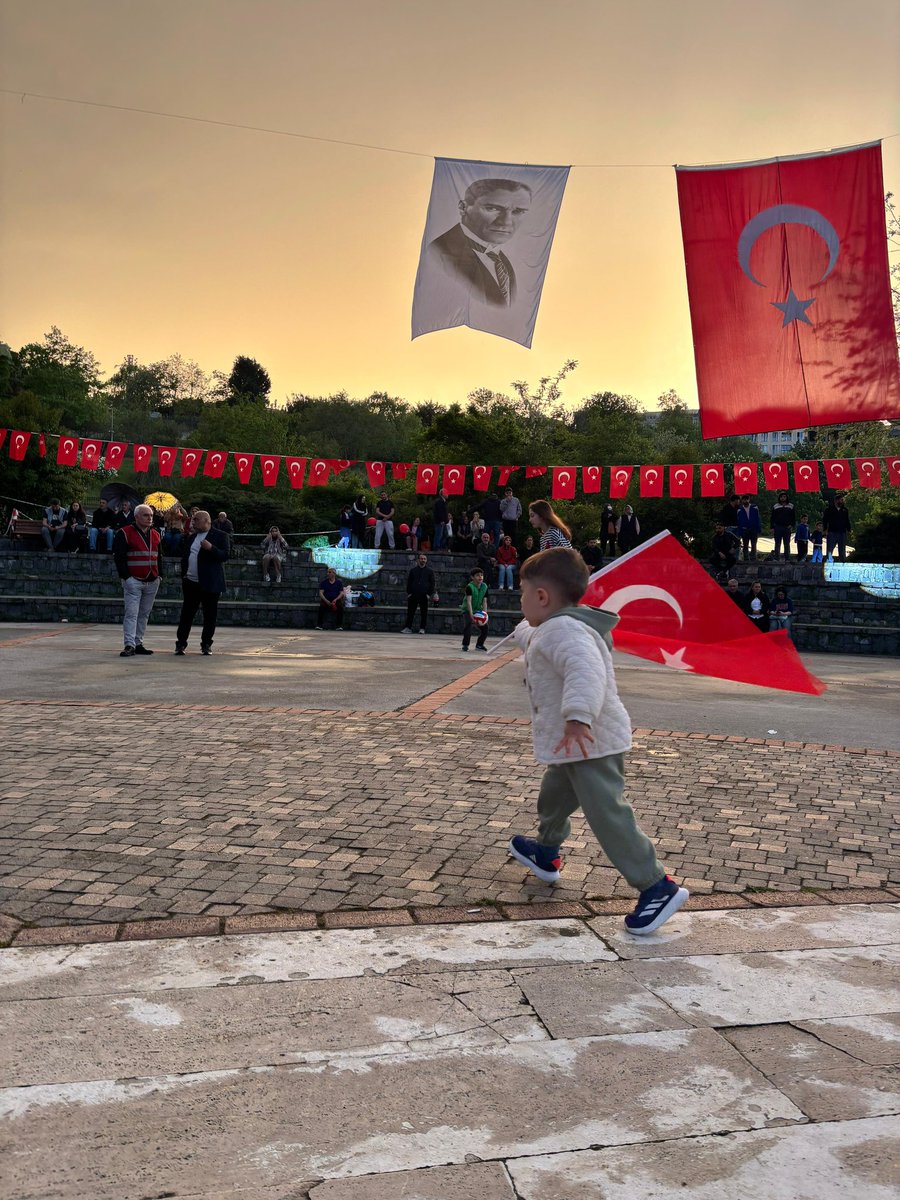Baranarmutlu3's tweet photo. Çok güzel bir kare #19mayıs #atatürk https://t.co/UF5KAhKLRl