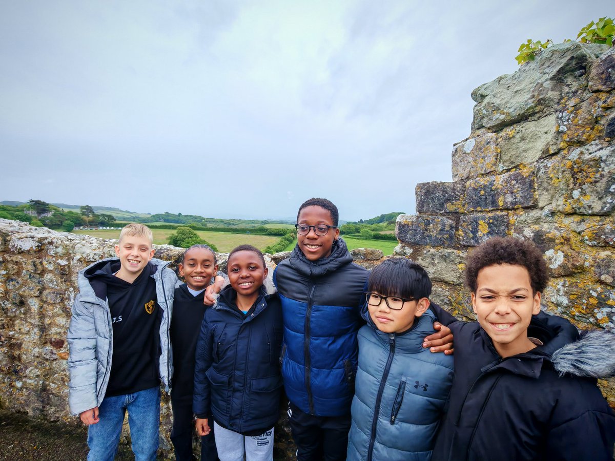 Temple_Sutton's tweet photo. Carisbrooke Castle https://t.co/BEtZsYoxto