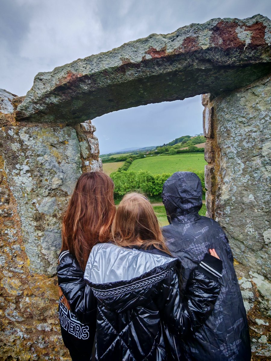 Temple_Sutton's tweet photo. Carisbrooke Castle https://t.co/BEtZsYoxto