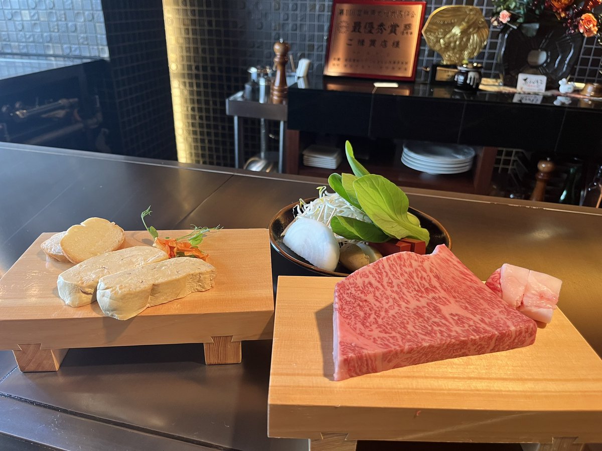 monyo1618's tweet photo. 神戸牛食べに行ったら、私たち以外外国人で驚いた🫨
日本人のスタッフさんが片言の英語で楽しそうに話しかけててコミュニケーションってこうだよなーと改めて！
伝わる伝わらんじゃなくて、雰囲気って大事だよね✨ https://t.co/2737EVp6hj