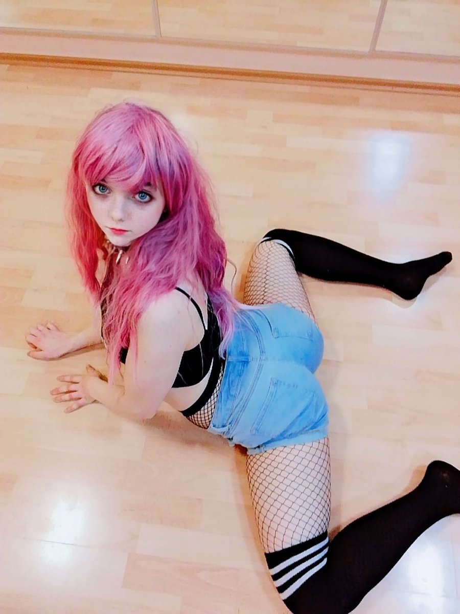 id0lls's tweet photo. gyatt #gyatt #frog #frogpose #weeb #egirl #flexible #thicc #cosplay #cosplayer https://t.co/Ctx979ivuE