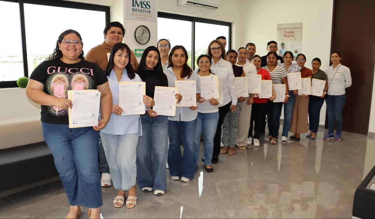 IMSSBCampeche's tweet photo. En #Campeche entregamos cartas de presentación a personal de enfermería que se integra a la familia #IMSSBienestar para brindar atención en el Hospital de Especialidades “Dr. Javier Buenfil Osorio” y en el Hospital General de Carmen “Dra. María del Socorro Quiroga Aguilar”. 💚 https://t.co/KjWK47Yh00