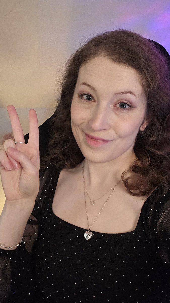 LineyaArt's tweet photo. Wir sind live und kochen jetzt was feines! Feiert gerne mit uns rein! 🥳 https://t.co/5riEPgmNSO