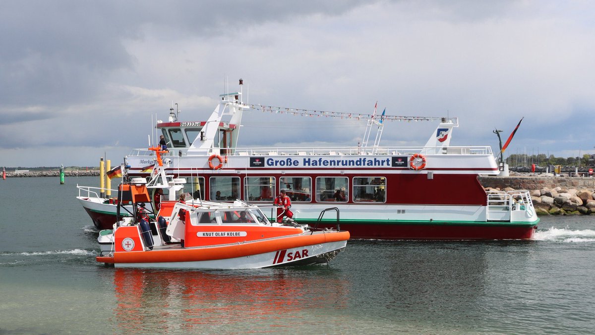 RickyGTS's tweet photo. #TeamSeenotretter AHOI alá #Warnemünde 🙋♂️ TB CASPAR & #SRB KNUT OLAF KOLBE der #Seenotretter 📸 Letzten Samstag bei einer gemeinsamen Übung 🫡 #SAR https://t.co/2RDr70l35e