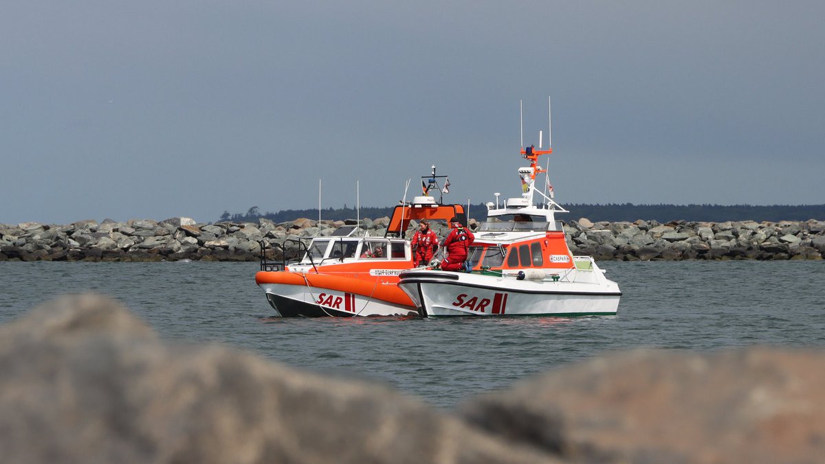 RickyGTS's tweet photo. #TeamSeenotretter AHOI alá #Warnemünde 🙋♂️ TB CASPAR & #SRB KNUT OLAF KOLBE der #Seenotretter 📸 Letzten Samstag bei einer gemeinsamen Übung 🫡 #SAR https://t.co/2RDr70l35e