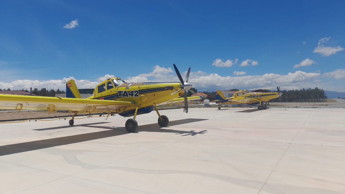 Plan_INFOCA's tweet photo. POSICIONAMIENTO 🛩️ | Damos la bienvenida a pilotos y mecánicos de los aviones de carga en tierra TA-41 y TA-42. Estas dos aeronaves, Air Tractor AT-802, están ya posicionadas en el #CEDEFO de #HernánValle (#Granada) y mañana entran en servicio. ¡Buena campaña compañeros! https://t.co/hnS2yuEyzz