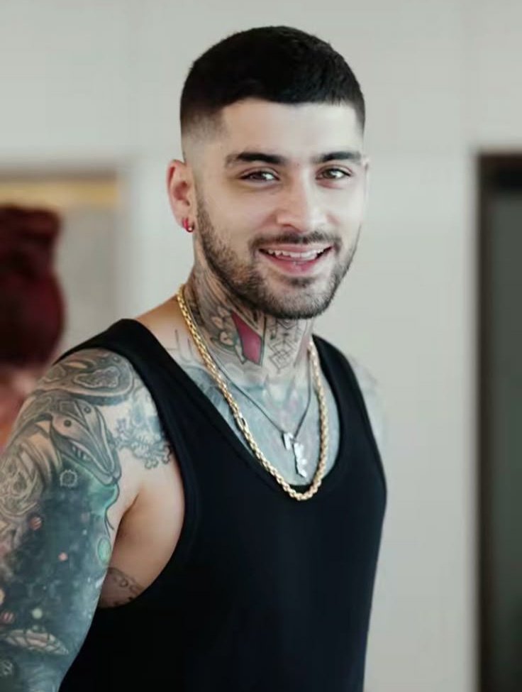 ZaynNewsBRA's tweet photo. "Muita música indiana me lembra de estar em casa. Sempre estava tocando na casa. Toda vez que ouço,
sinto que ainda estou em casa. E é "Abhi Mujh Mein Kahin" do Sonu Nigam." – Zayn sobre a música que te faz lembrar de casa para a @BritishGQ! 🥹 https://t.co/w0tkRl4k6Q