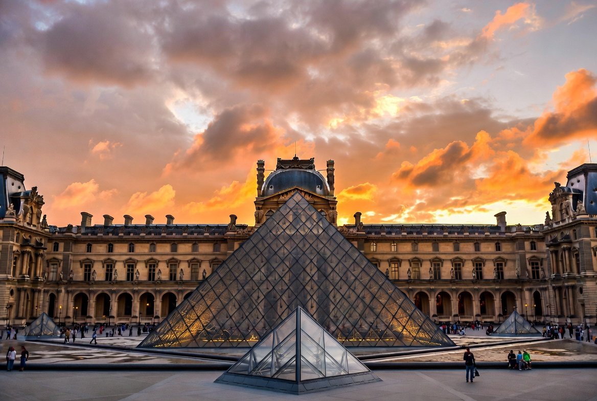 ObandoAlzate's tweet photo. Hoy haremos un recorrido a través de los principales museos del mundo!  🌎 Empezaremos con

¡El  Museo del Louvre en París! 🏛️✨

El Musée du Louvre es el museo de arte más grande y visitado del mundo.

 Ubicado en el corazón de París, a orillas del Sena, alberga más de 380.000 objetos y expone alrededor de 35.000 obras maestras.

Un poco de historia

Comenzó como una fortaleza medieval en el siglo XII bajo Felipe II, para proteger el oeste de París.

En el siglo XVI, Francisco I lo convirtió en palacio renacentista y empezó a coleccionar arte (incluyendo la Mona Lisa).

Tras la Revolución Francesa, abrió sus puertas al público el 10 de agosto de 1793 como museo nacional.

En 1989, la famosa Pirámide de cristal diseñada por I.M. Pei se convirtió en su entrada principal, un ícono moderno que contrasta con la arquitectura clásica.

Principales piezas imprescindibles:

✴️. La Mona Lisa (La Gioconda) de Leonardo da Vinci: La obra más famosa del mundo, que atrae multitudes. Pequeña pero hipnótica.
✴️  Venus de Milo: Escultura griega helenística del siglo II a.C., símbolo de belleza ideal.
✴️  Victoria alada de Samotracia: Impresionante escultura griega que domina la escalera Daru, como si descendiera en vuelo.
✴️  Otras joyas: La Libertad guiando al pueblo de Delacroix, obras de Miguel Ángel, Rafael y colecciones egipcias, griegas y orientales.

Curiosidades fascinantes:

⚛️  Tiene más de 500.000 obras en total; ¡imposible verlo todo en un día!
⚛️. La pirámide tiene 673 paneles de vidrio (no 666, como dice el mito).

Durante la Segunda Guerra Mundial, muchas obras se escondieron para protegerlas de los nazis.

El Louvre fue palacio real hasta que Luis XIV se mudó a Versalles.

Cuenta con colecciones de arte islámico, antigüedades y pinturas de todos los periodos de la historia occidental.

¿Has visitado el Louvre? ¿O quisieras ir en algún momento de tu vida? 🌎

#MuseoDelLouvre #París #Arte #Viajes #Louvre #MonaLisa