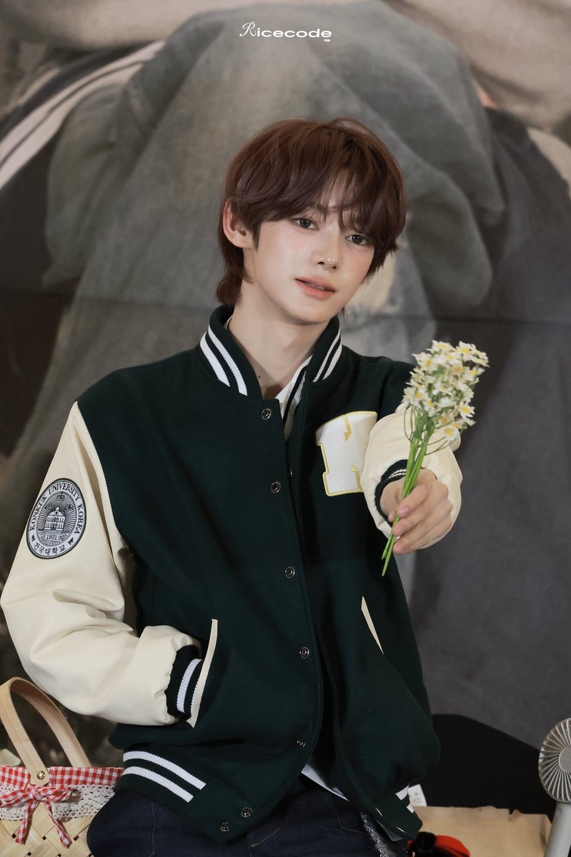 RICECODE822's tweet photo. 260517 m2u

学长 请和我交往吧><

#HANJIN #韩振 #한진  #ハンジン 
#투어스 #TWS #247Withus https://t.co/NXux0Odj2z