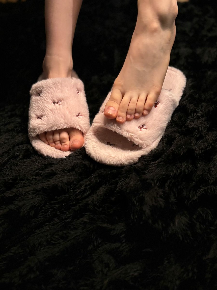 miyaubun's tweet photo. Miękko, delikatnie i trochę kusząco… chyba zostanę w tych kapciach na dłużej ♡

Soft, cozy and just a little tempting… I might stay in these slippers a little longer ♡

#softgirl #feet #cozyvibes #slippers https://t.co/kjxvoeUaam