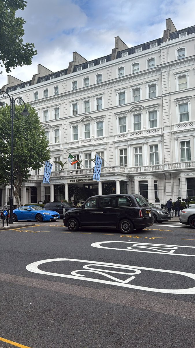 SuntMotivat's tweet photo. Made it to London for tomorrow’s Chelsea match thanks to @BingXOfficial 💙⚽

Meanwhile the crypto market is on fire 📉🔥

bitcoin:native dropped to $76,500 after new US-Iran tensions. Trump came out with strong statements towards Iran, fears around war and oil resurfaced, and investors started selling massively.

In just a few hours, hundreds of millions were liquidated from the market and everything went red.

We’re getting ready for Chelsea… the charts, not so much