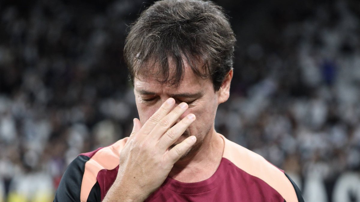 SofascoreBR's tweet photo. Fernando Diniz contra o Botafogo desde 2021:

⚔️ 14 jogos
🚥 2V - 3E - 9D
📊 21.4% aproveitamento
⚽️ 10 gols
🚫 25 gols sofridos
🥅 16 grandes chances
🔓 28 grandes chances cedidas
👟 16.1 finalizações p/ marcar gol
⚠️ 8.1 finalizações p/ sofrer gol
⏳ 62.0% posse de bola

😳😳 https://t.co/9bTCzdgRxu