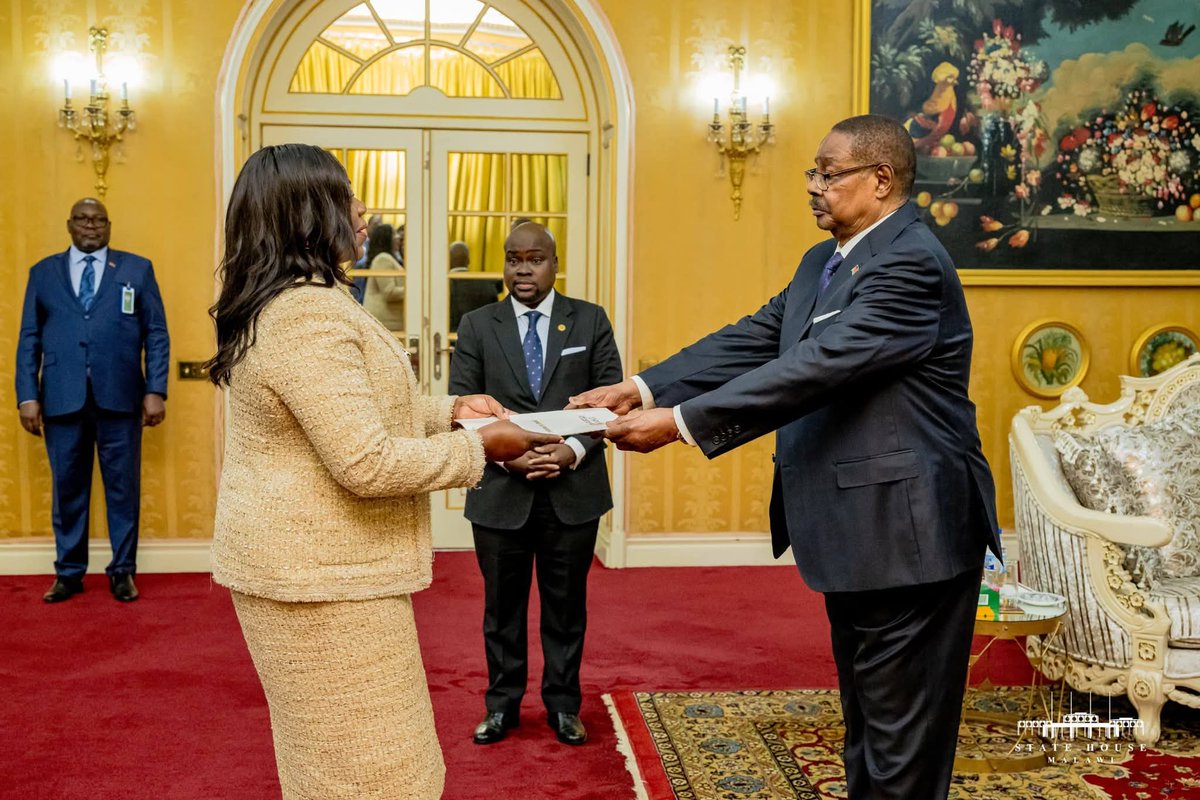 HMafudze's tweet photo. This afternoon, I had the honour of presenting my Letter of Credence to H.E. @APMutharika, President of 🇲🇼, reaffirming my commitment to strengthening cooperation, advancing shared priorities, deepening regional integration, and promoting the aspirations of #Agenda2063. https://t.co/zATOn33kxM