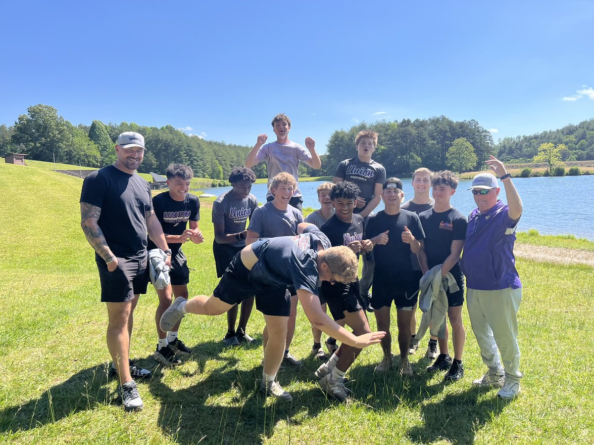 RobStowe4's tweet photo. Proud of our guys from @unioncofootball working service projects this morning!
#EAT26
#GTG26
#SacrificeForSuccess https://t.co/MZacybB0xQ