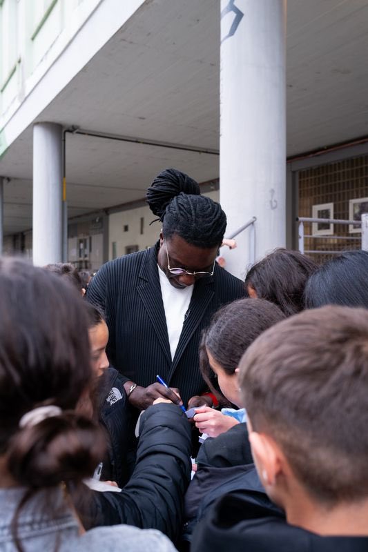 BafGomis's tweet photo. Il y a une chose que j’aime autant que le football : transmettre aux plus jeunes 👇

J’ai eu la chance de rencontrer les enfants d’ELA et de faire une dictée avec eux, mais surtout de partager un vrai moment d’échange.

Depuis plus de 30 ans, @ELAOfficielle accompagne avec beaucoup de courage et de dévouement des enfants malades.

Mais la maladie ne devrait jamais empêcher de rêver ou de se sentir libre.

Merci pour ce moment, ces mots et cette joie ❤️📚✏️