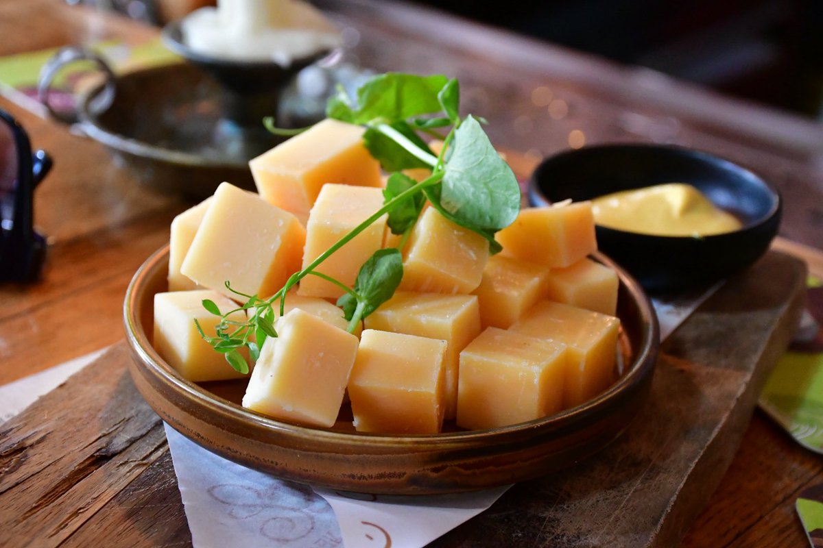 EustaceEusts's tweet photo. Kaas bij de borrel #kaas #nederlandsekaas #rotterdam #holland #cheese https://t.co/0HPYVwwZNS