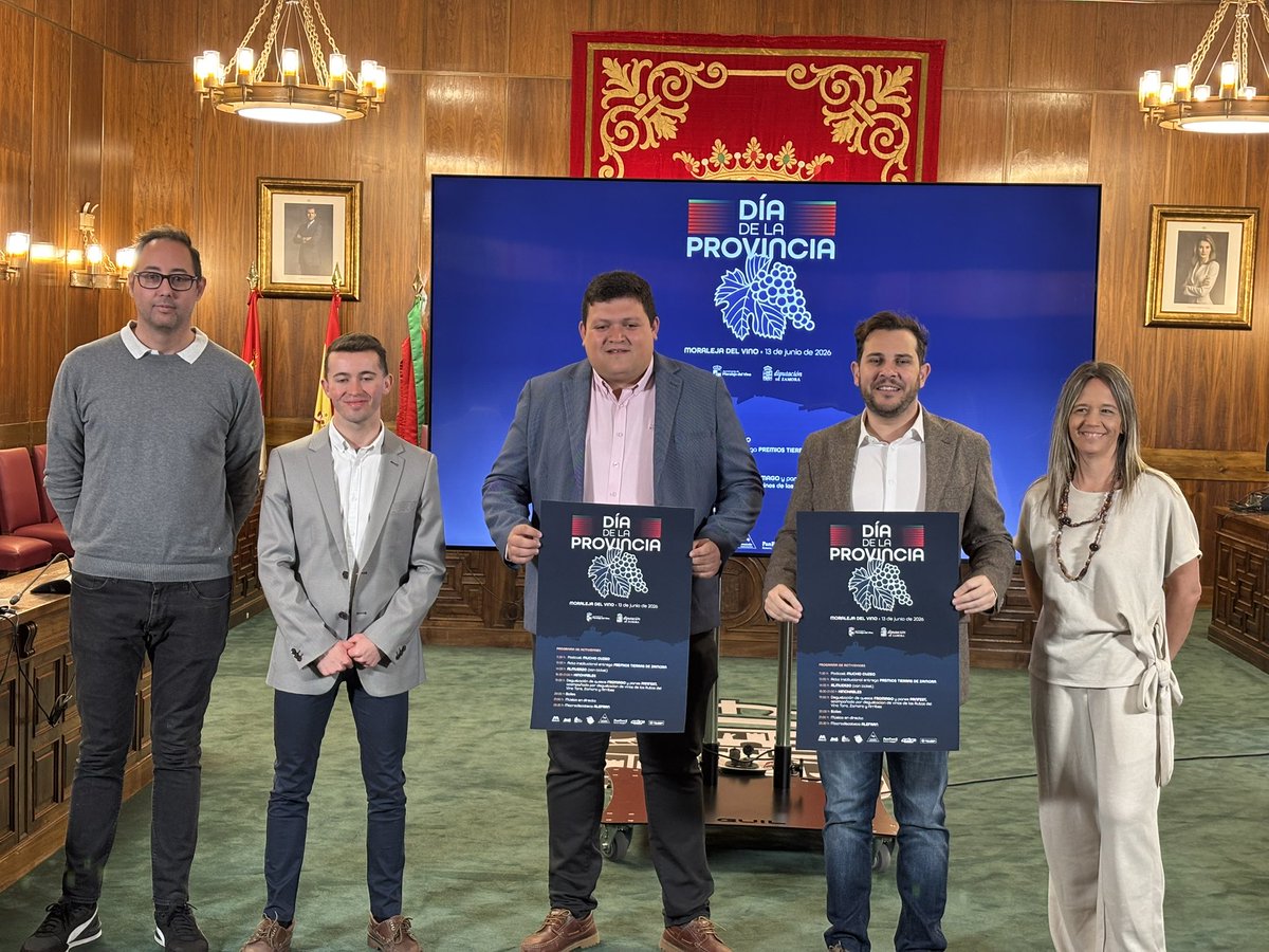 DiputacionZA's tweet photo. Hoy, en rueda de prensa, el vicepresidente, @vlpzamora, ha presentado el programa oficial de actividades que se celebrarán el:

📆13 de junio 
📍Moraleja del Vino.

¡Os esperamos para celebrar juntos el #DíadelaProvinciadeZamora! 💚❤️❤️

#DiputaciónDeZamora #MoralejaDelVino https://t.co/Lr7EvfFqFA