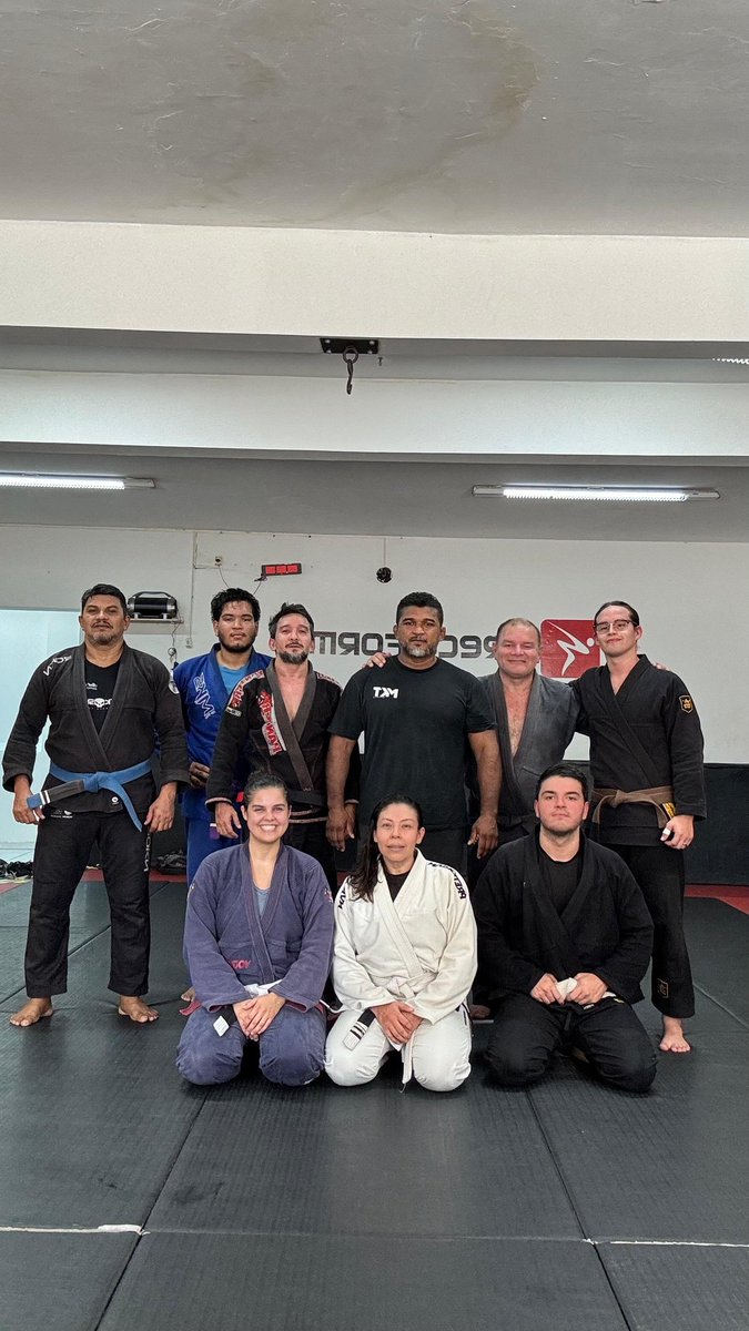 Fernand42124794's tweet photo. Treino dessa segunda-feira aqui na equipe MKT, oss!!! #djnandoazevedo #djblackbelt #jiujitsu #bjj #jiujitsubrasileiro https://t.co/n5liVxXwXK